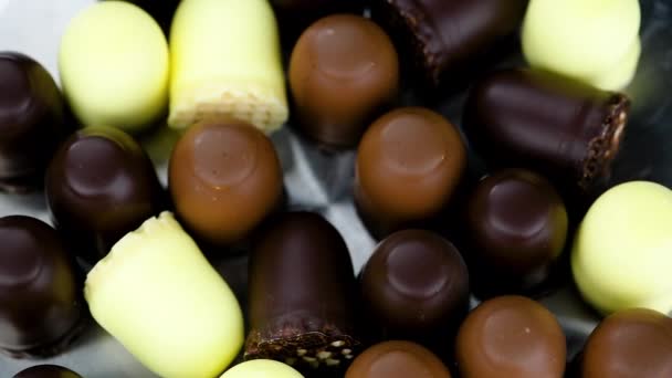 Roterende Beelden Van Verschillende Chocolade Marshmallows Geïsoleerd Witte Achtergrond — Stockvideo