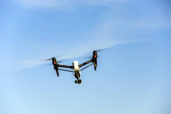 Mavi Gökyüzünde Uçan Bir Dron — Stok fotoğraf
