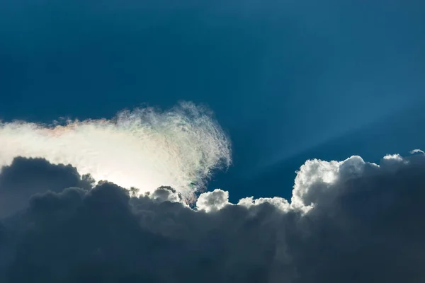 Raios Sol Sobre Nuvens Fundo Céu Azul — Fotografia de Stock