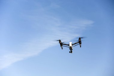 Gökyüzünde uçan bir dron