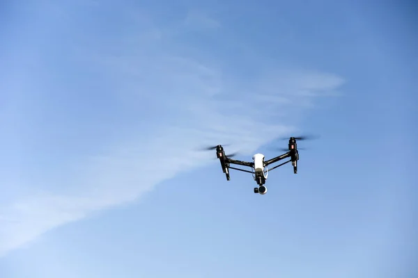 Gökyüzünde Uçan Bir Dron — Stok fotoğraf
