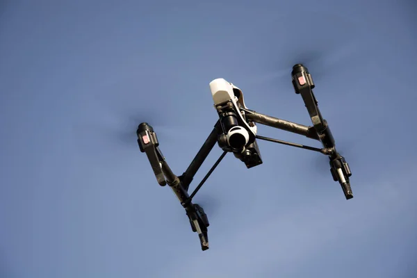 Mavi Gökyüzünde Uçan Drone — Stok fotoğraf