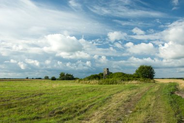 Minber çayırda avcılık ve gökyüzünde bulutlar için