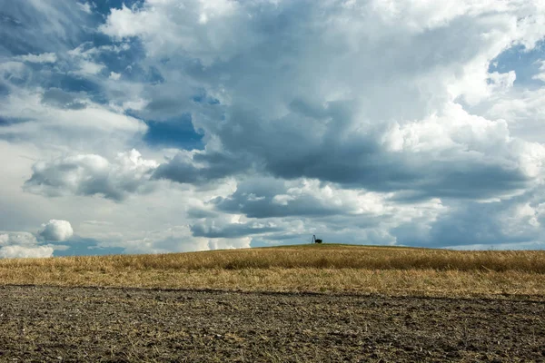 Ufuk ve bulutlar gökyüzünde alanı