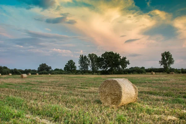 Kerek Hay Bale Este Színes Felhők Napnyugta Után — Stock Fotó