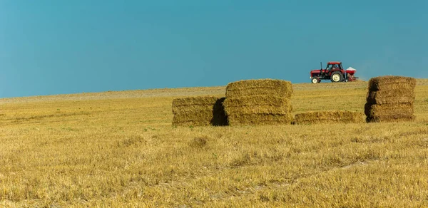 Mező Széna Halmok Horizont Kék Vezetés Traktorok — Stock Fotó