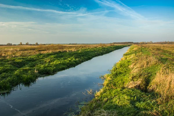 Río Que Fluye Través Prado Cielo Azul Soleado — Foto de Stock