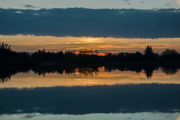 Dark Cloud Reflecting Lake Sunset — Stock Photo, Image