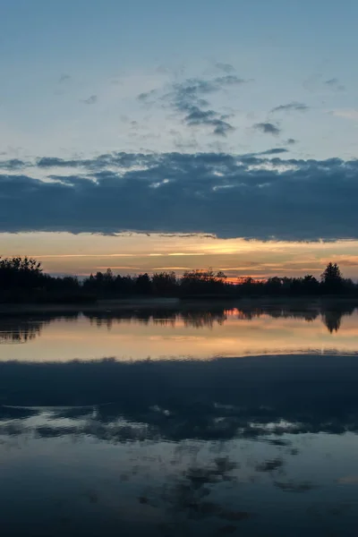 Gray Cloud Trees Shore Reflecting Water Lake Sunset — Stock Photo, Image