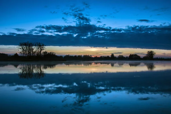 Reflexão Nuvens Lago Calmo Após Pôr Sol Árvores Altas Costa — Fotografia de Stock