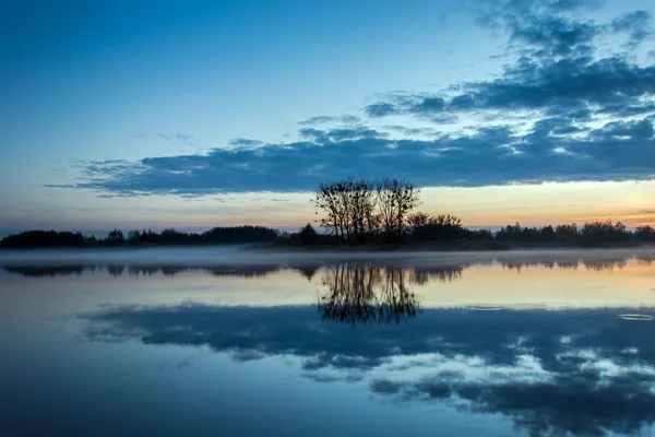 Bäume Rande Eines Ruhigen Sees Und Abendnebel Wolken Die Sich — Stockfoto