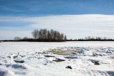 Kar ve bir koru ile kaplı ıslak alan
