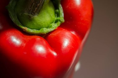 Yakın çekim üzerinde büyük kırmızı biber