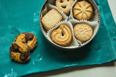 Şeker yuvarlak bir kutu ve iki yeşil bir masa örtüsü ile tanımlama
