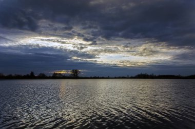 Göl üzerinde kara bulutlar