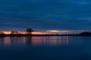 Bir elektrik direği su ışıkların yansıması