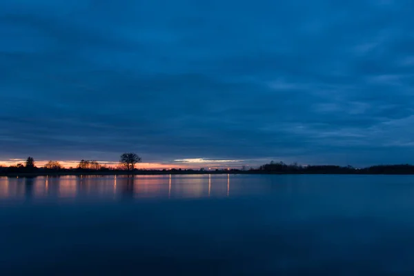 Vista Noturna Nuvens Azuis Sobre Lago Pôr Sol — Fotografia de Stock
