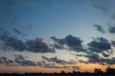 Gökyüzü günbatımı, ufuk ve mavi gökyüzünde bulutlar sonra