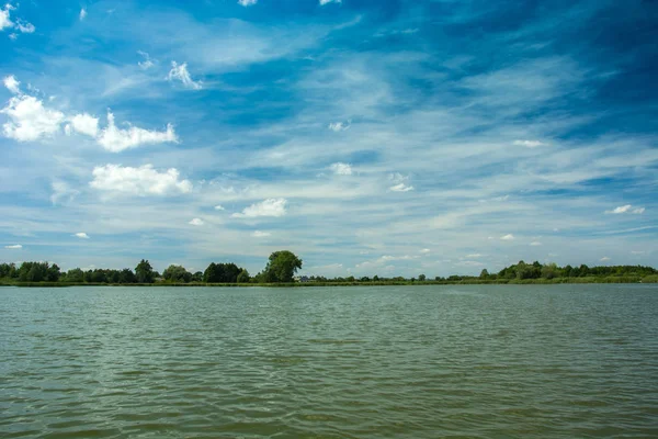 White Clouds Blue Sky Lake — Stock Photo, Image