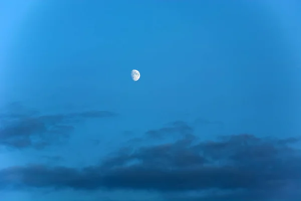 Luna Cielo Blu Nuvole Scure — Foto Stock
