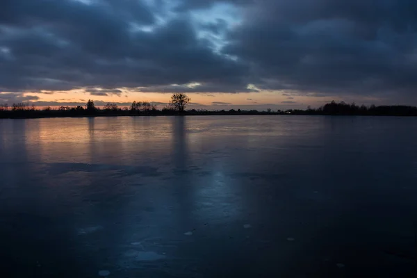 Céu Nublado Após Pôr Sol Lago Congelado Refletindo Luz Gelo — Fotografia de Stock