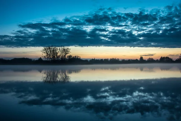 Nevoeiro Lago Árvores Costa Nuvens Refletindo Água Uma Visão Noturna — Fotografia de Stock