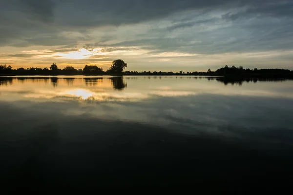 Nubes Oscuras Durante Atardecer Sobre Lago Tranquilo Vista Nocturna — Foto de Stock