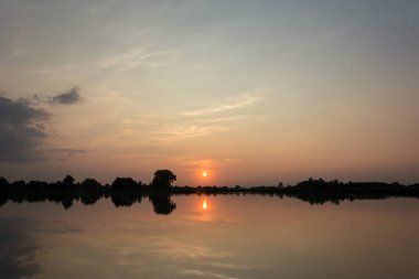 Bir sakin göl - görünüm akşam üzerinde kırmızı günbatımı