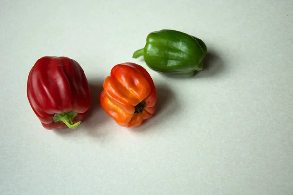 Tres Pimientos Una Encimera Rojo Naranja Verde Primer Plano —  Fotos de Stock