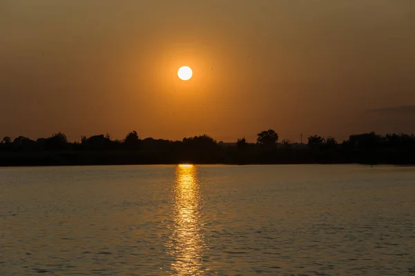 Orangefarbener Sonnenuntergang Über Bäumen Und See Reflexion Des Lichts Wasser — Stockfoto