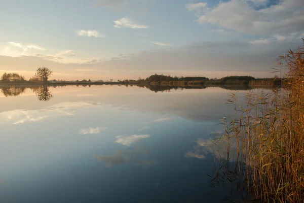 Nevoeiro Manhã Lago Árvores Costa Reflexo Nuvens Água — Fotografia de Stock