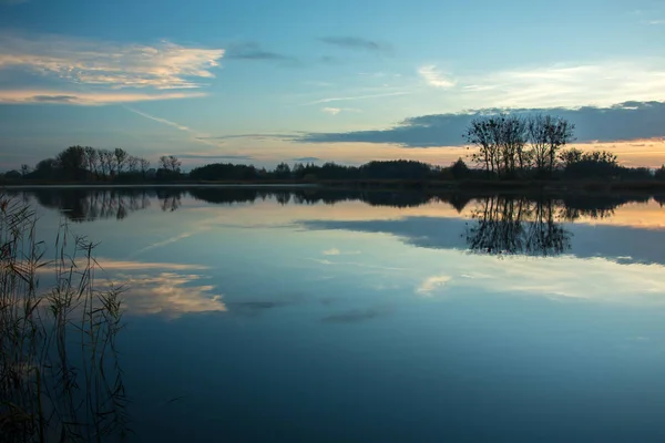 Noite Lago Árvores Costa Reflexo Nuvem Água — Fotografia de Stock