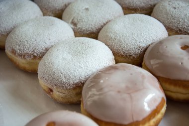 Buzlanma ile taze çörek ve pudra şekeri bir sayaçta - portre