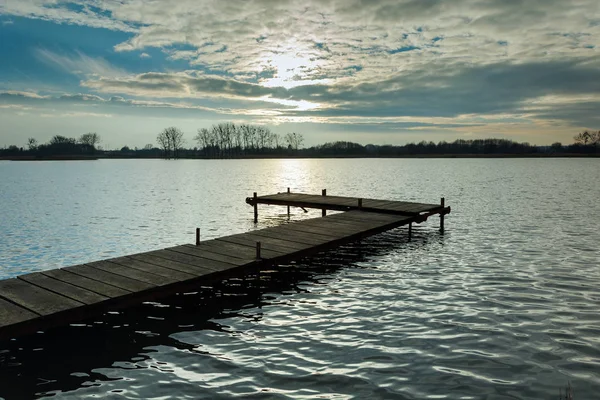 Houten Steiger Het Meer Bomen Kust Zon Achter Wolken — Stockfoto