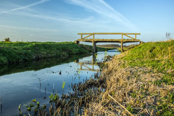 ポーランド 草で覆われた海岸 青い空に Uherka 川に架かるコンクリート製の橋 晴れた日に見る — ストック写真