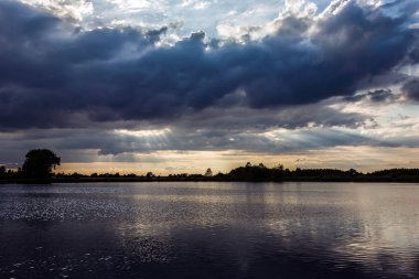 Güzel bulutlar ve yapraklara göl - görüntülemek bir güneşli yaz gününde