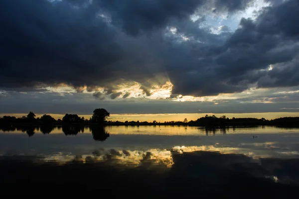 Dark Rainy Clouds Sunbeams Water Reflecting Lake Surface Evening View — Stock Photo, Image