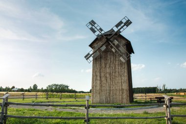 Ahşap eski ve tarihi yel değirmeni ve mavi gökyüzü