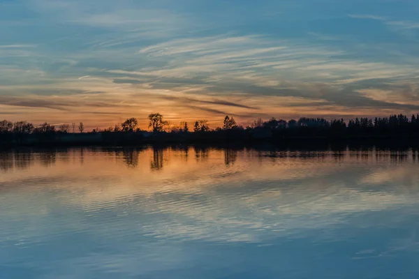 Nubes de belleza en el cielo después del atardecer, sobre un lago tranquilo — Foto de Stock