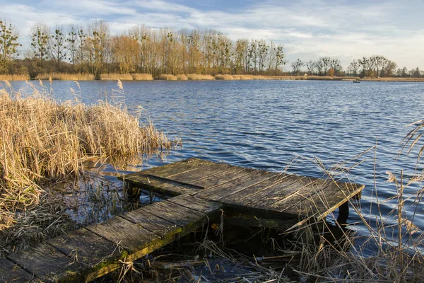 Plataforma de pesca en el lago Stankow en el este de Polonia, olas y tr — Foto de Stock