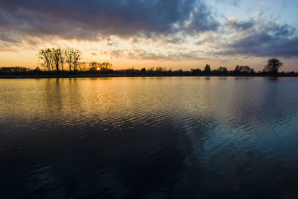 Nuvens coloridas bonitas durante o pôr do sol no Lago Stankow em casto — Fotografia de Stock