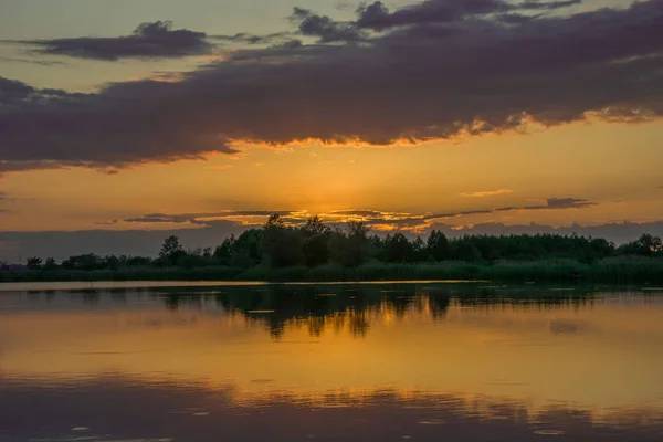 Céu laranja após o pôr do sol no lago — Fotografia de Stock