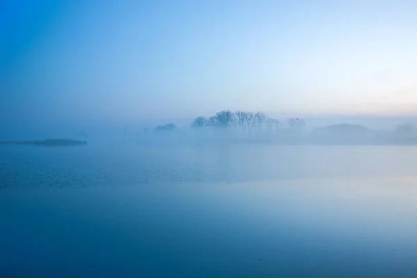 Mistige ochtend op het meer — Stockfoto