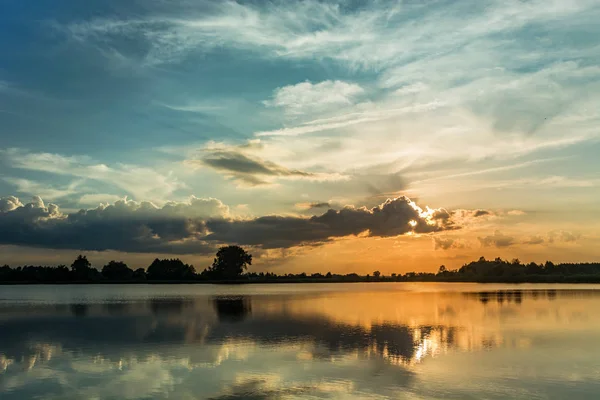 El sol y las nubes sobre el agua — Foto de Stock