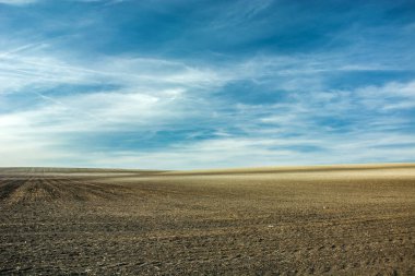 Sürülmüş büyük alan, ufuk ve gökyüzü