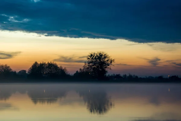 Nevoeiro sobre o lago e nuvem no céu — Fotografia de Stock