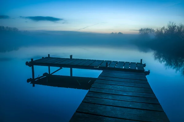 Aanlegsteiger op het meer in de mist — Stockfoto