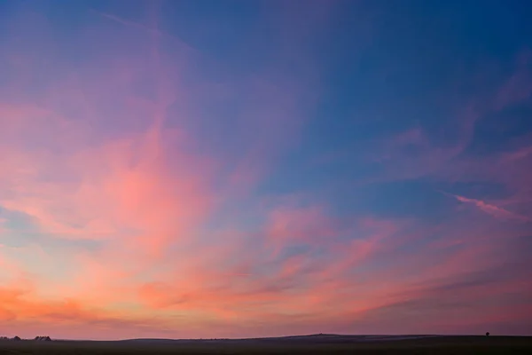 Розовые облака после заката и голубое небо — стоковое фото