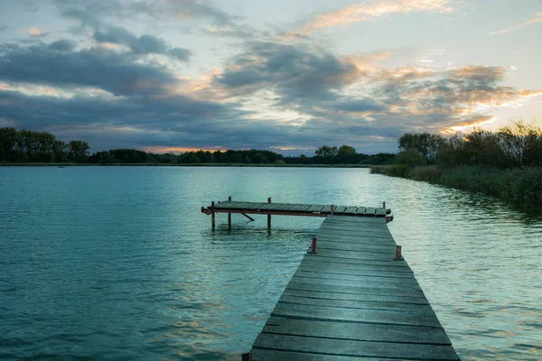 Aanlegsteiger op het meer, het Uitzicht na zonsondergang — Stockfoto