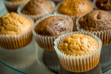 Yakın çekimde kağıt kalıplarda pişirilen muffinler